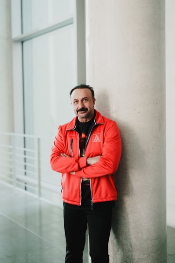 Foto von Mirze Edis im Bundestag mit IG Metall Jacke
