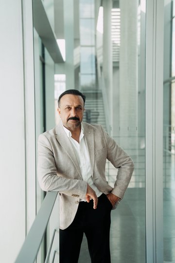 Portrait von Mirze Edis im Bundestag